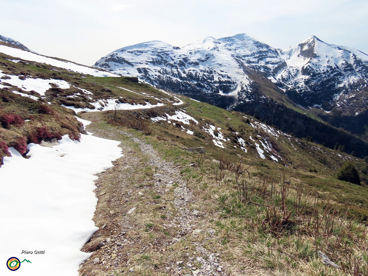 29 Sto percorrendo il sent. 237, a tratti con neve in scioglimento.JPG